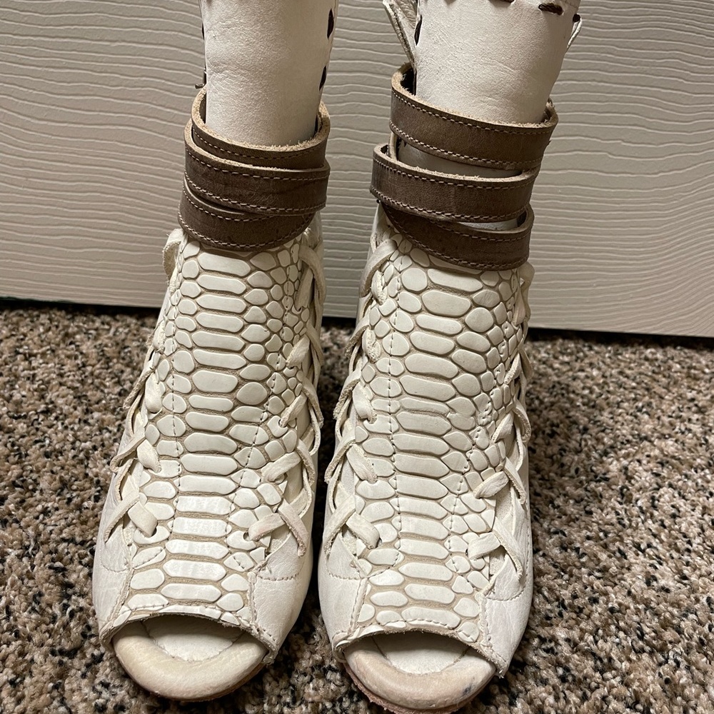 Freebirds size 6 white